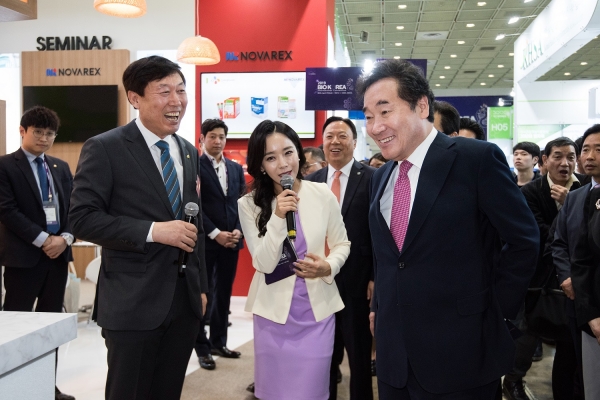 이낙연 국무총리(사진 오른쪽)가 ‘바이오코리아 2019’에서 권석형 한국건강기능식품협회장(사진 왼쪽)과 이야기를 나누고 있다.