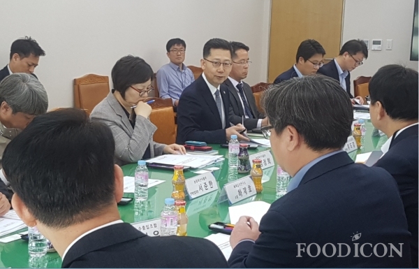 김현수 농식품부 차관(사진 가운데)은 23일 김치수출 활성화 위한 업계 간담회를 갖고 국산발효김치의 우수성 홍보 지원을 강화하겠다고 밝혔다.