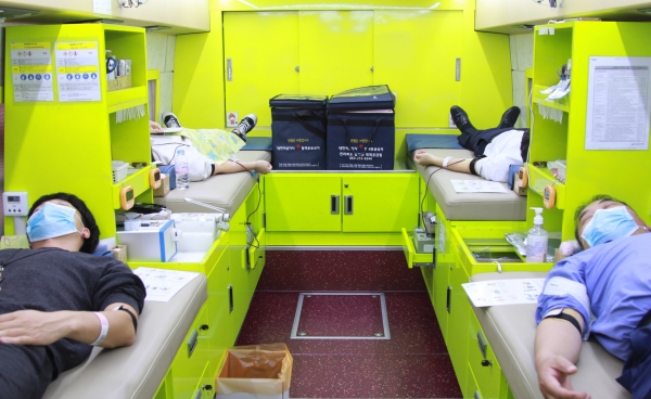 청주 오송 본원에서 진행된 사랑 나눔 헌혈에 직원들이 참여하고 있다.