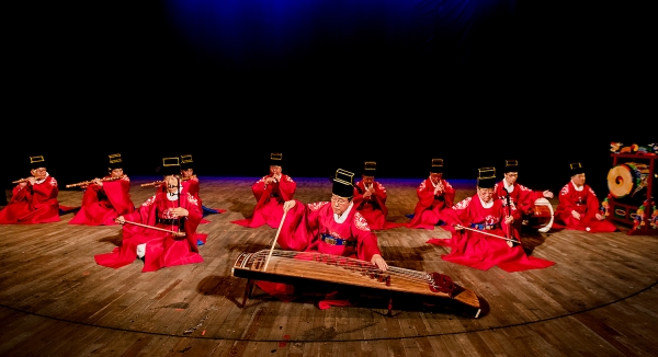 크라운해태제과가 주최한 한국의풍류 몽골공연에서 양주풍류악회 국악명인들이 수제천을 연주하고 있다.