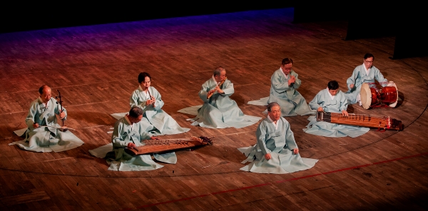 크라운해태제과가 주최한 한국의풍류 몽골공연에서 양주풍류악회 국악명인들이 가곡 언락 편락 공연을 선보이고 있다.