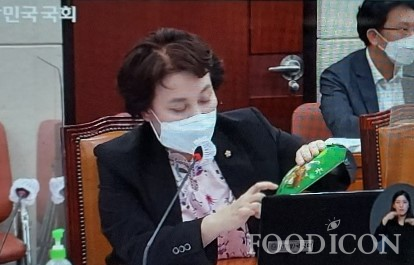 정춘숙 의원이 식약처 국감에서 풀무원 채식라면의 인증마크를 가리키며 '식약처 승인 비건인증' 광고가 허위라고 지적했다.