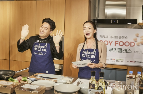 쿠킹클래스 둘째 날 강사인 최형진 쉐프(왼쪽)와 이종희 진행자