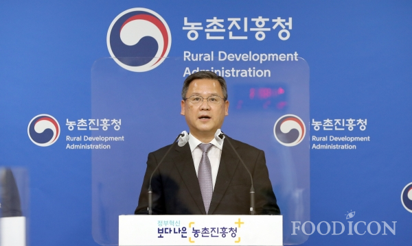 '2050 탄소중립 실현 농업기술 개발과 현장보급 추진전략'에 대해 정책브리핑을 하고 있는 김두호 농진청 차장.<사진제공_농촌진흥청><br>