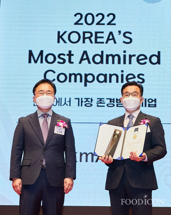 풀무원 이상부 전략경영원장(오른쪽)이 ‘한국에서 가장 존경받는 기업’ 올스타(All Star) 30대 기업 인증패와 인증서를 수여 받은 후 한국능률협회컨설팅 한수희 대표와 기념 사진을 찍고 있다.
