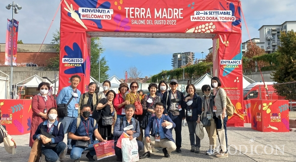 9월 22~26일 이탈리아 토리노에서 진행된 세계 최대 미식축제 '테라마드레2022' 개막 첫날 전시장 정문 앞에서 한국대표단이 기념 촬영하고 있다.