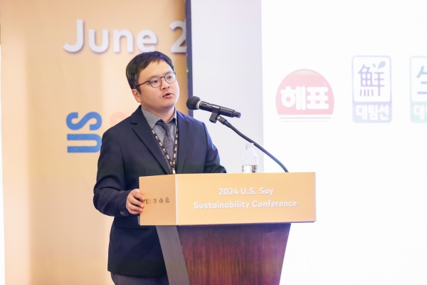 사조대림의 이승준 구매담당 과장이 자사 장류 제품에 지속가능성 로고(SUSS)를 부착해 매출 증대 효과를 거둔 성공 사례를 발표하고 있다.