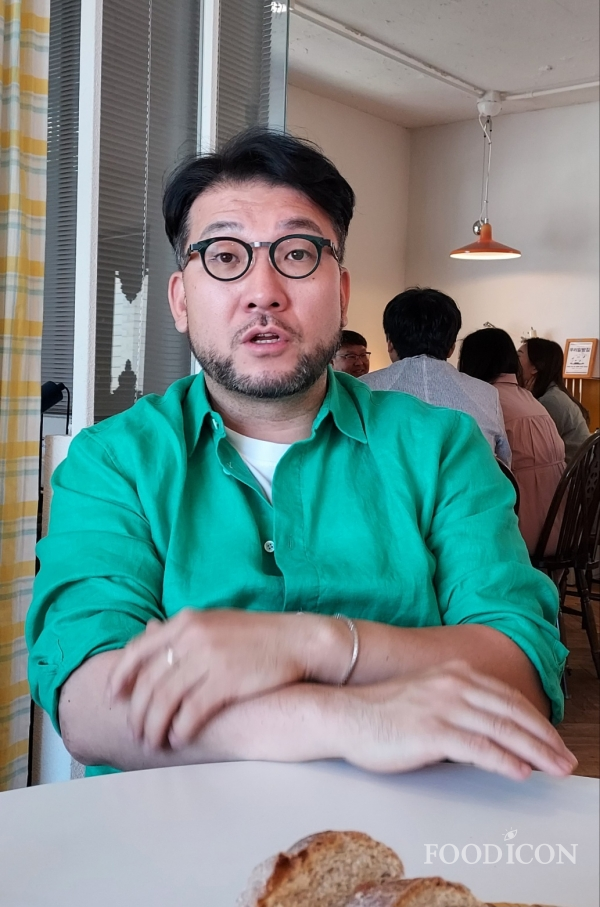목회자가 되려고 독일에서 신학대학원까지 마쳤으나 우연한 기회에 제빵사의 길로 들어서 무궁무진한 발효의 세계에 푹 빠져 있는 장종근 구례 '목월빵집' 대표. 그의 기업 성장 스토리 또한 결과물을 예측할 수 없는 발효 빵 만큼이나 드라마틱하다.
