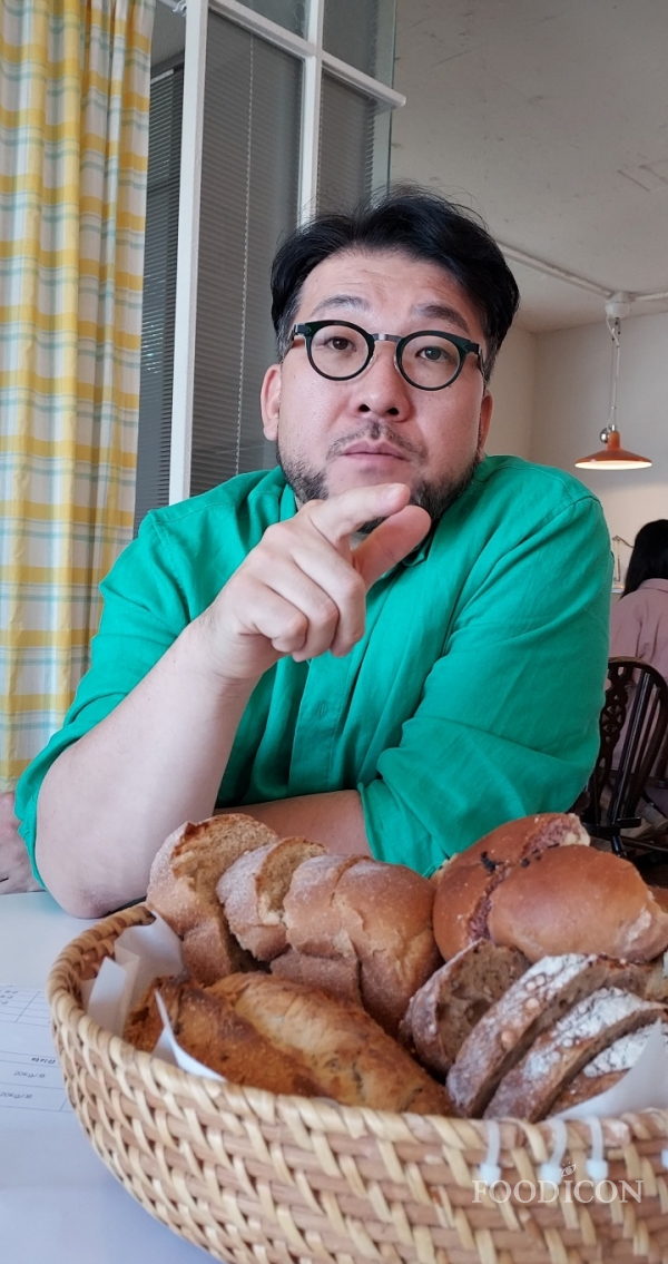 목월빵집 장종근 대표는 국내 시장을 장악하고 있는 수입밀을 우리밀로 대체해 식량주권을 지키기 위해서는 식품기업이 연대해 소비 촉진 방안을 강구해야 한다고 주장하고 있다.