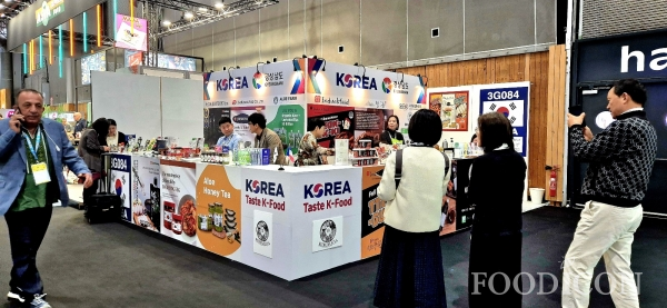 한국농수산식품유통공사가 국내 실력 있는 중소기업체들을 이끌고 참가한 'SIAL 한국관'은 연일 전세계에 방문한 바이어들로 북적여 K-FOOD의 인기를 실감케 했다.