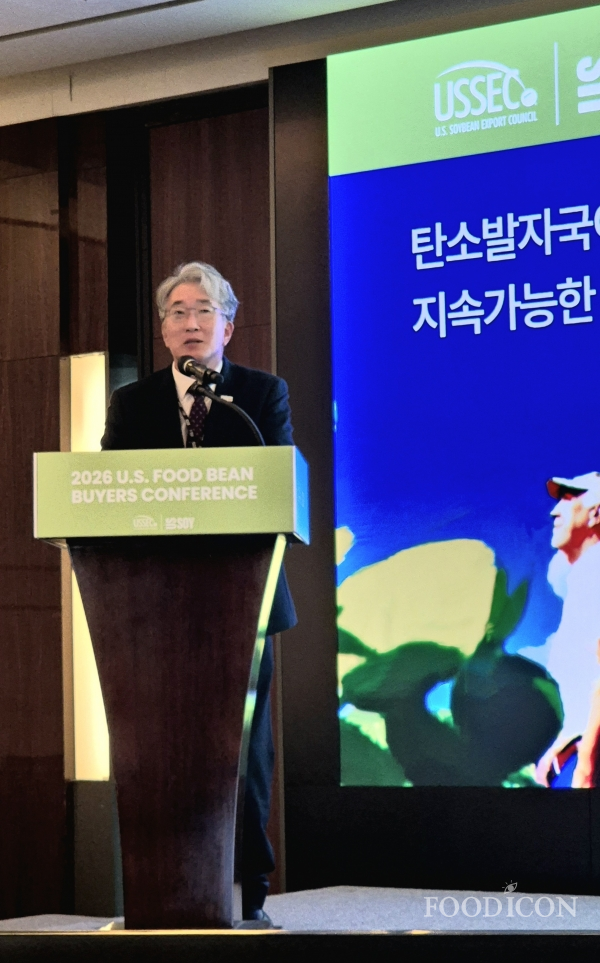 이형석 미국대두협회 한국대표가 20일 열린 '2026 U.S. Food Bean Buyers Conference'에서인사말을 하고 있다.