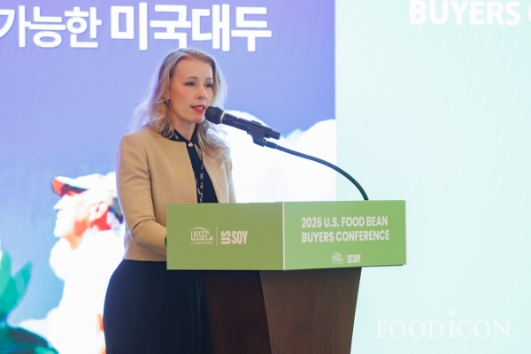 켈리 스탱(Kelly Stange) 주한미국대사관 농무관이 20일 열린'2026 U.S. Food Bean Buyers Conference'에서 축사를 하고 있다.